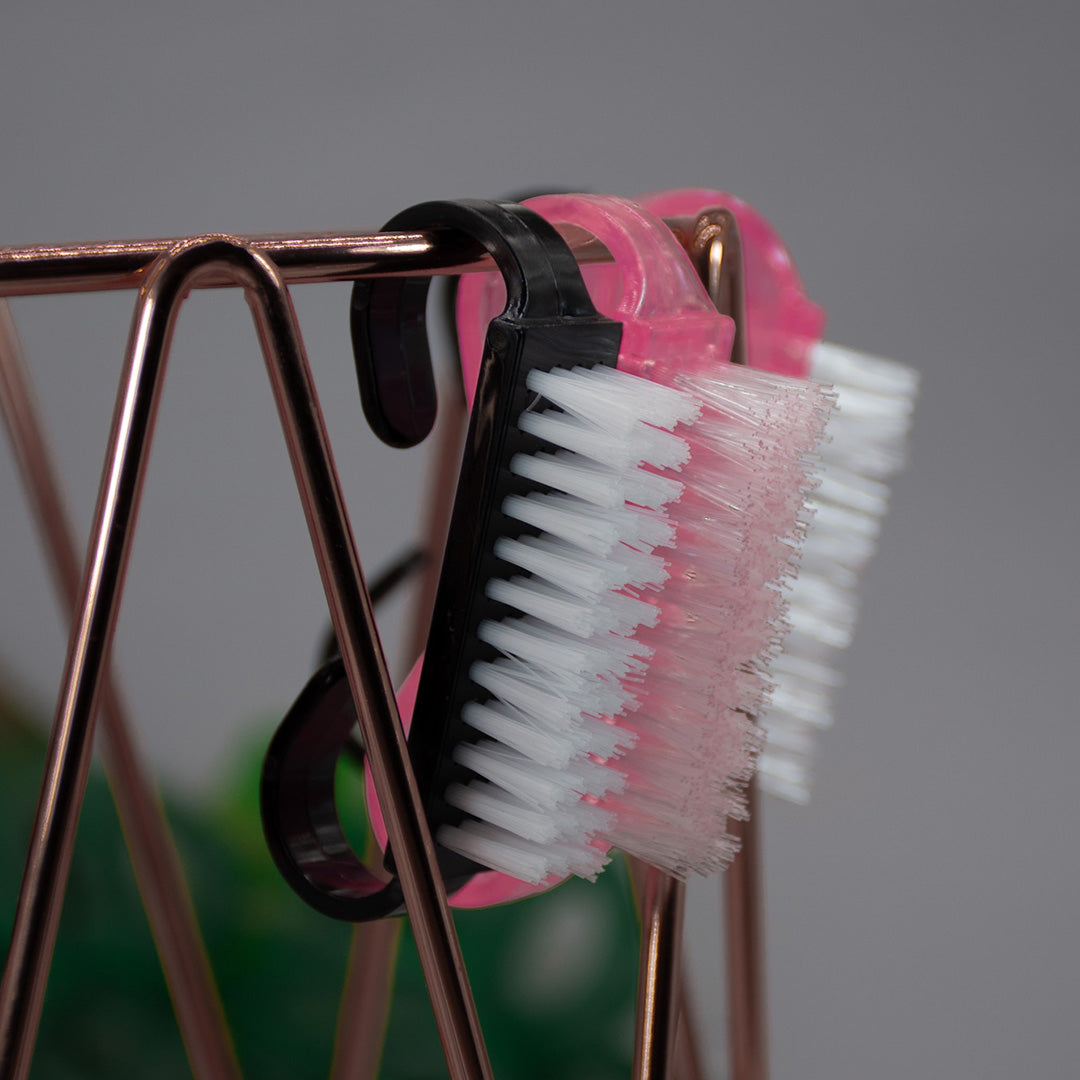 Cepillo para limpieza de uñas.